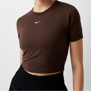 Cropped Women’s Nike Tee